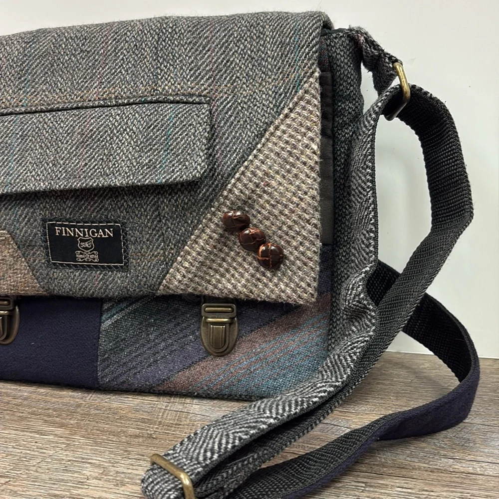 Finnigan 15” Laptop Messenger Bag